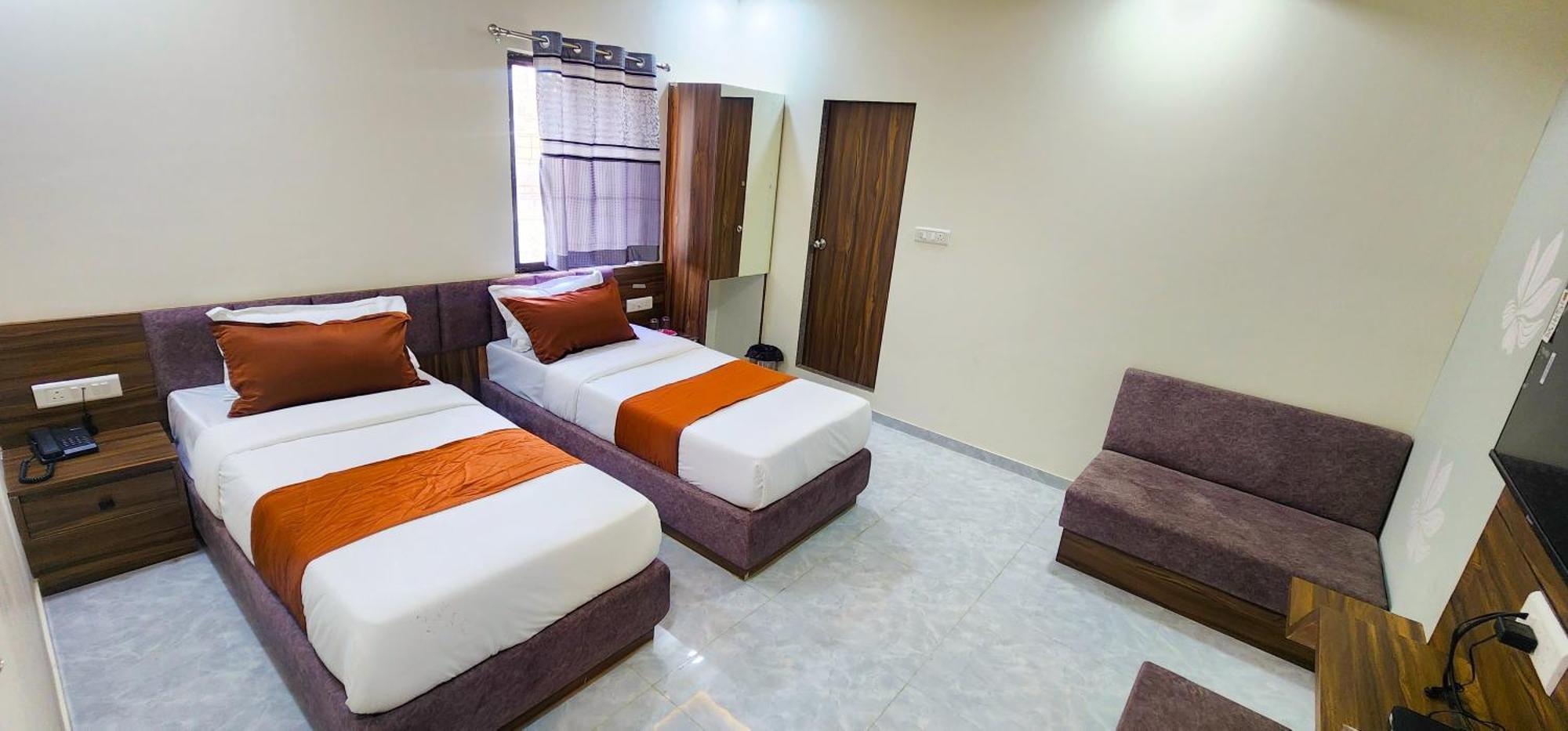 Hotel Nova Blue Ahmedabad Luaran gambar