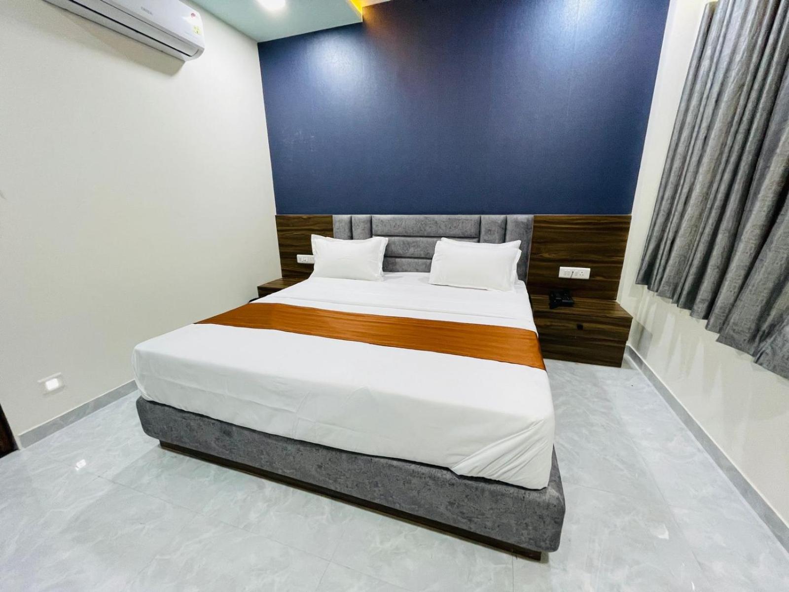 Hotel Nova Blue Ahmedabad Luaran gambar