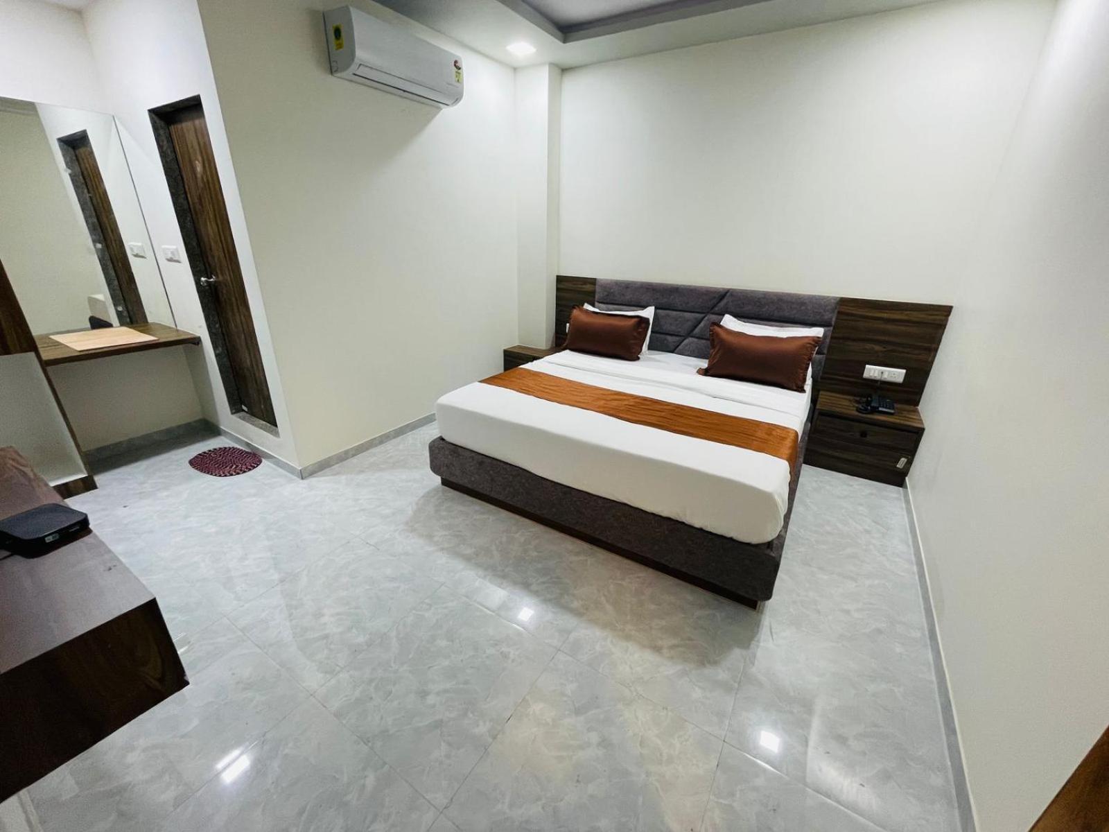 Hotel Nova Blue Ahmedabad Luaran gambar