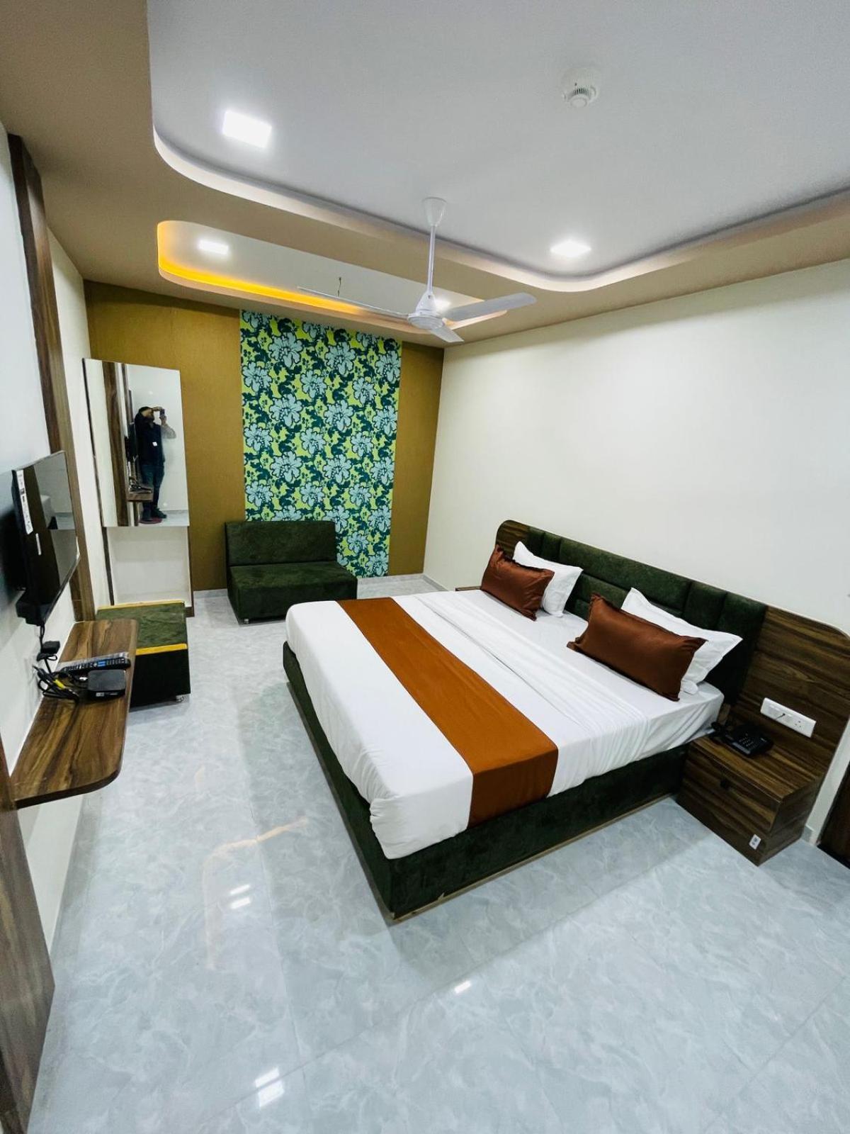 Hotel Nova Blue Ahmedabad Luaran gambar
