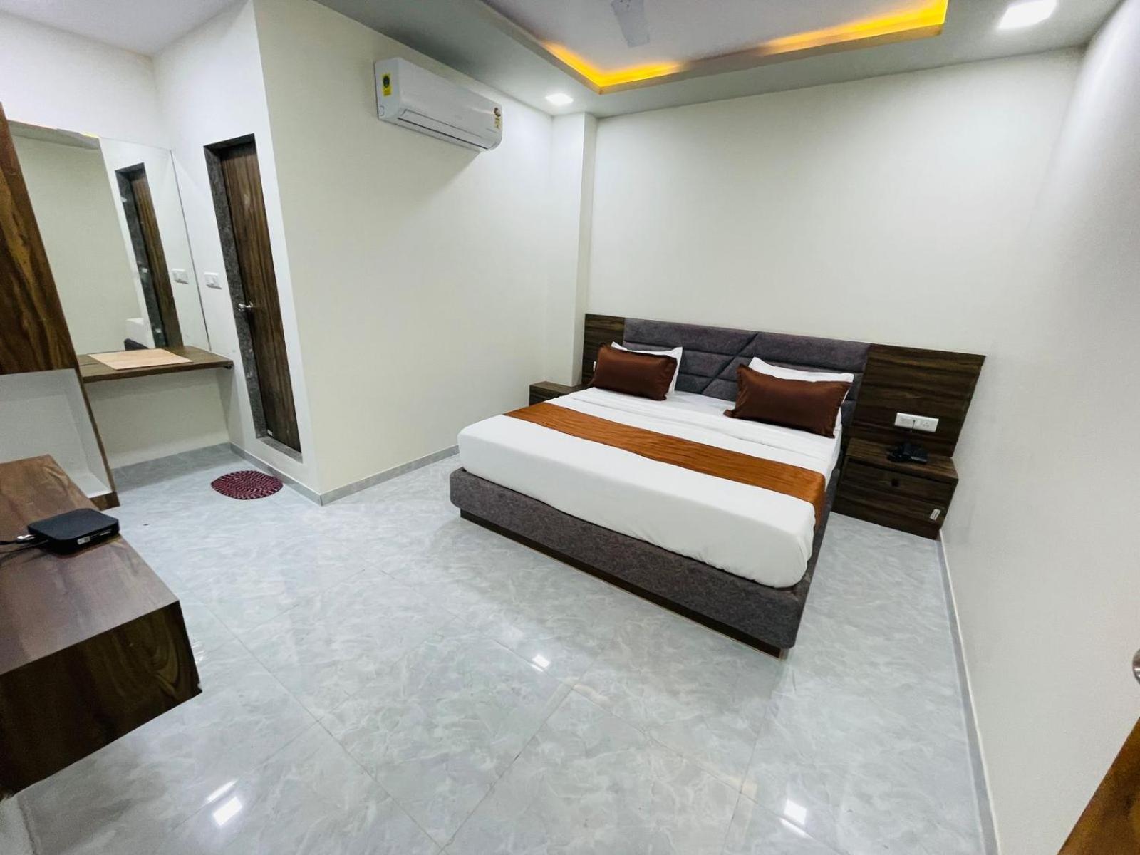 Hotel Nova Blue Ahmedabad Luaran gambar