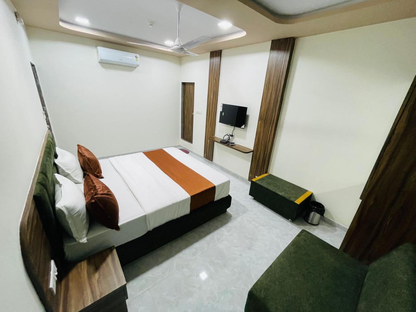 Hotel Nova Blue Ahmedabad Luaran gambar