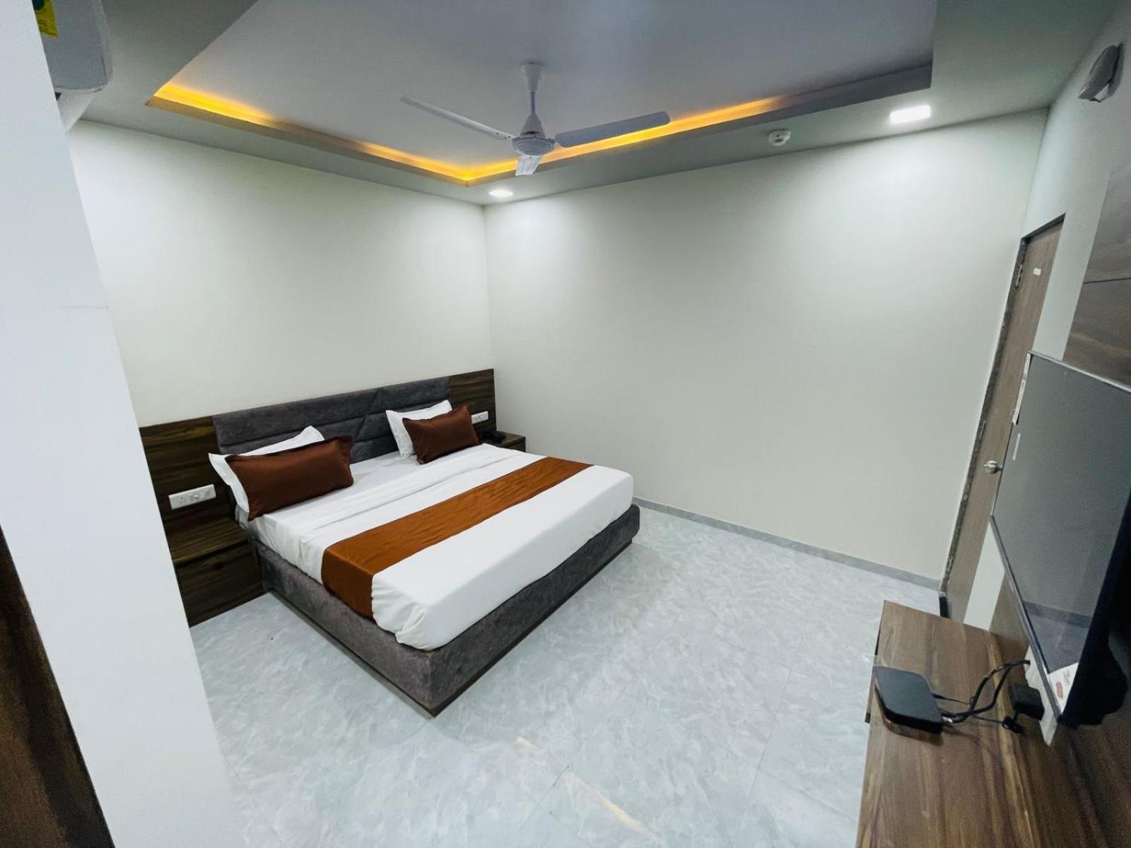Hotel Nova Blue Ahmedabad Luaran gambar