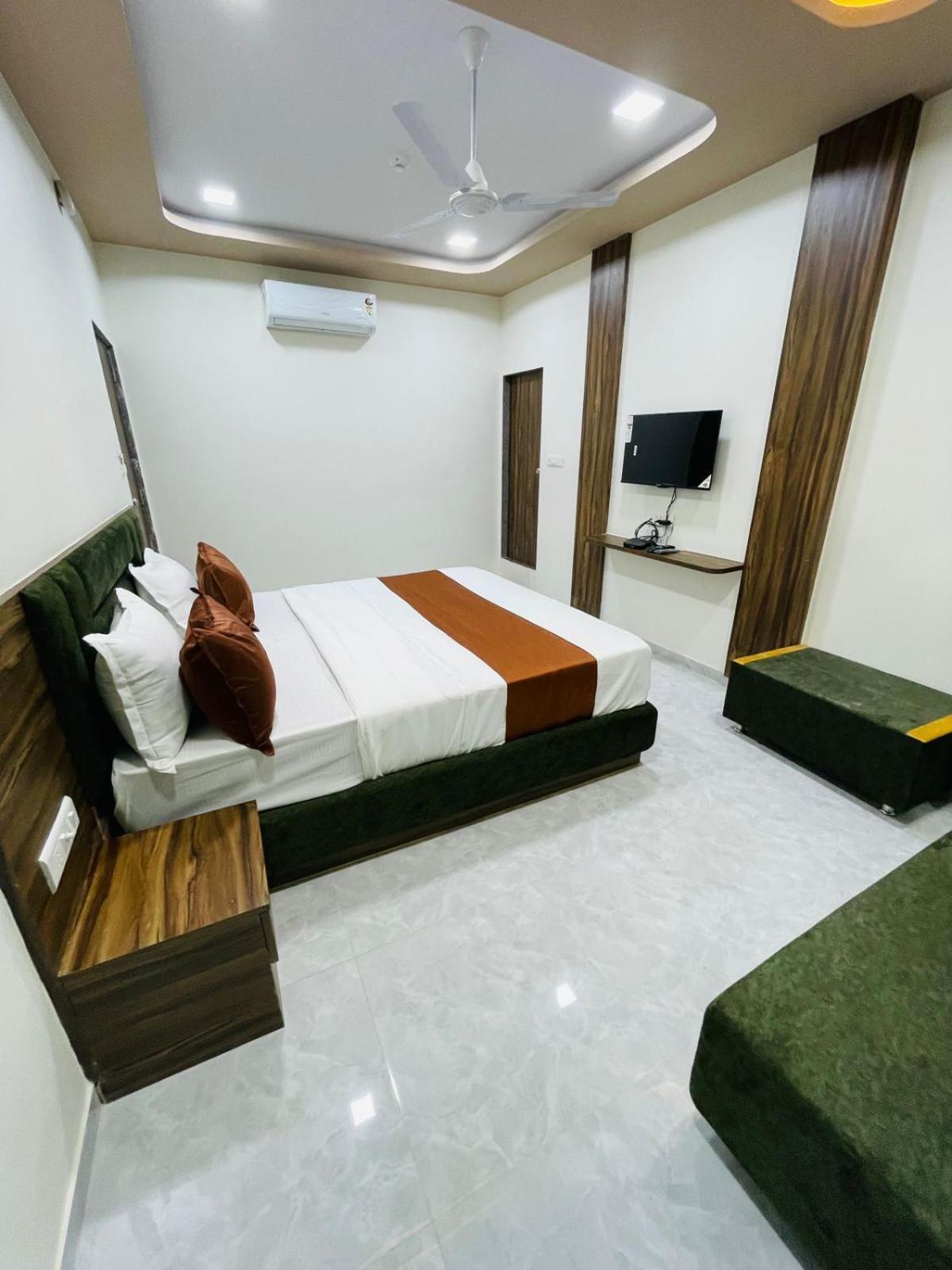 Hotel Nova Blue Ahmedabad Luaran gambar